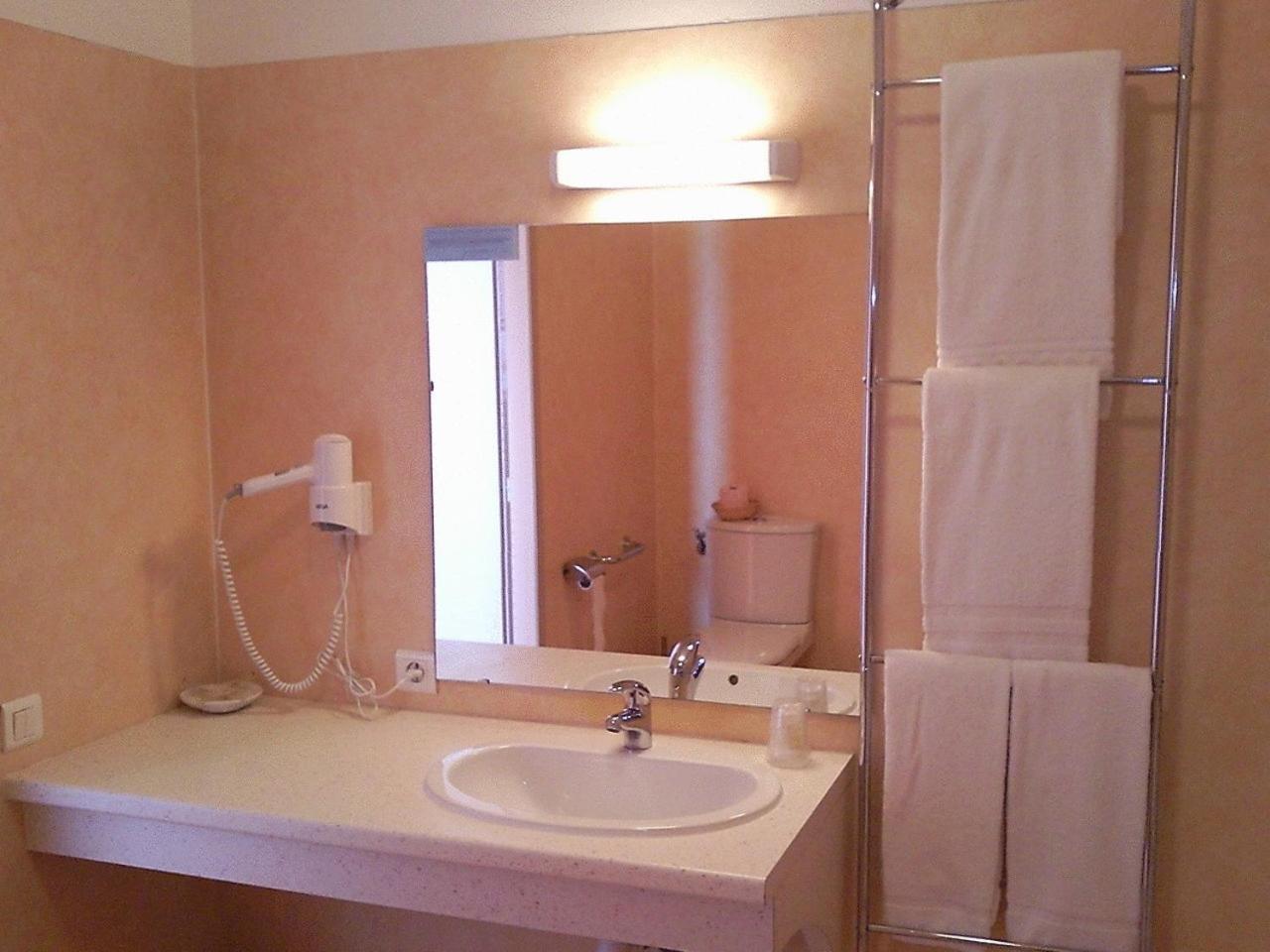 Logis L'Auberge Du Quercy Blanc Molieres  Bagian luar foto